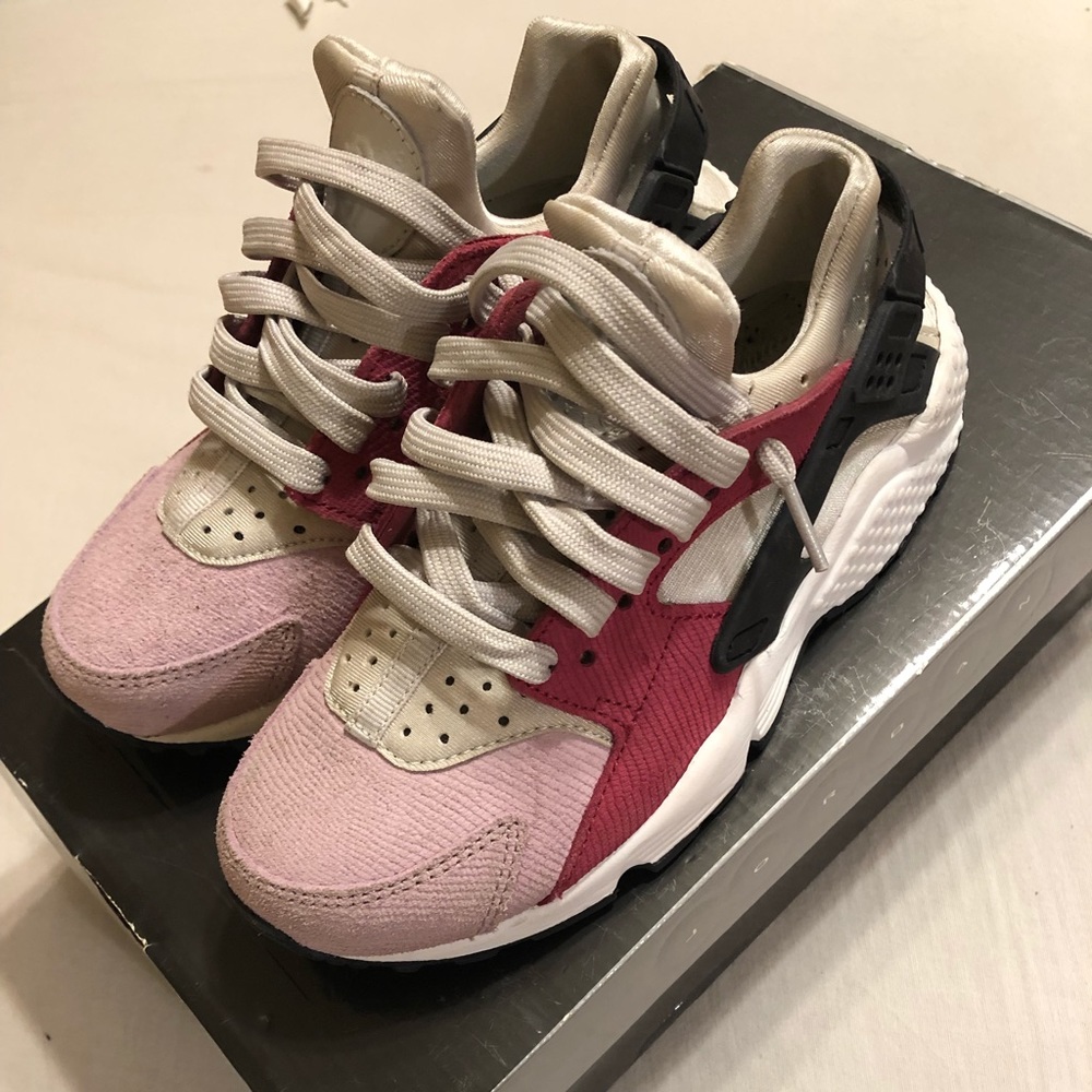 Woman’s Nike huaraches